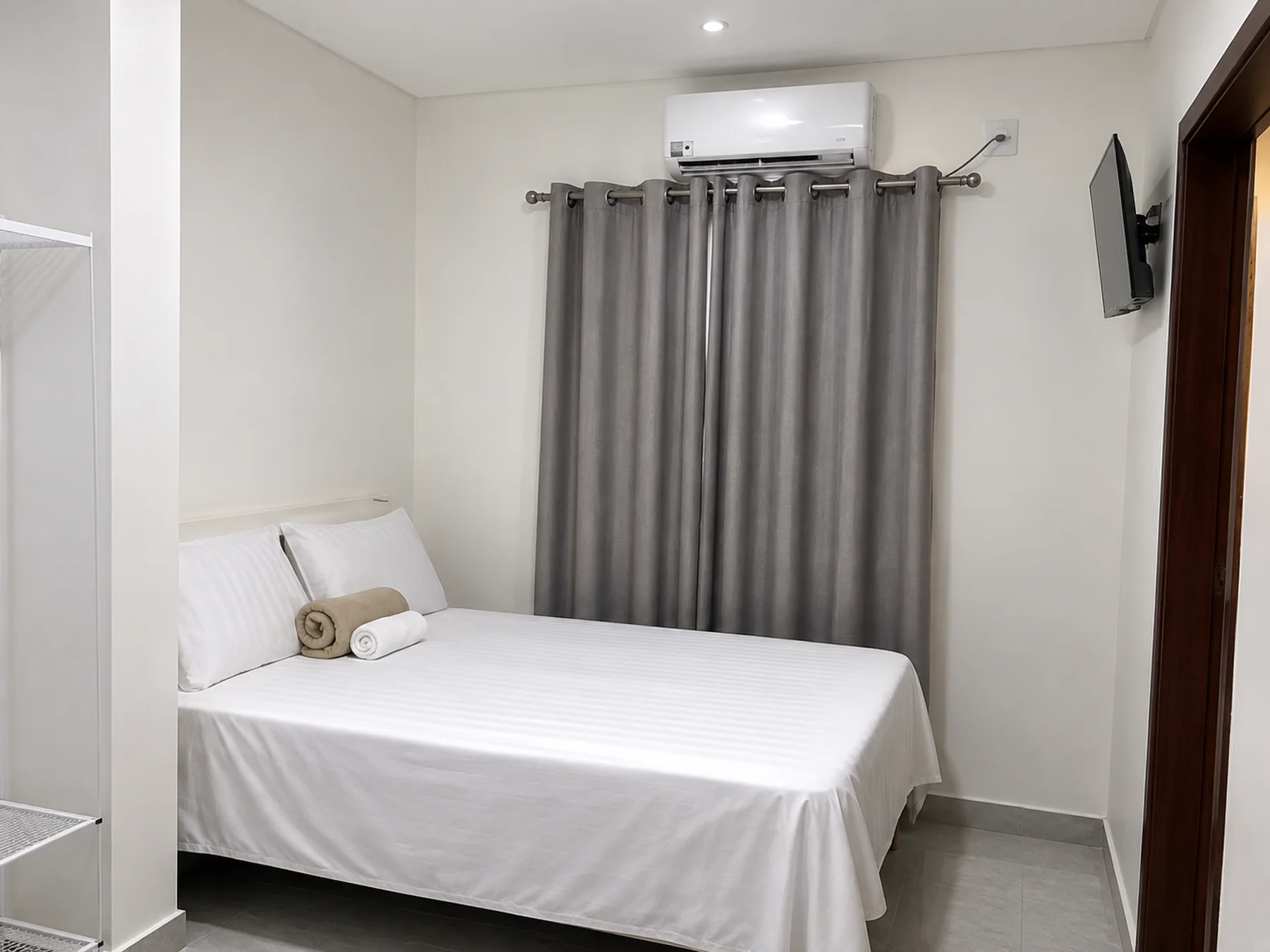 Quarto com cama de casal, ar-condicionado e televisão de tela plana