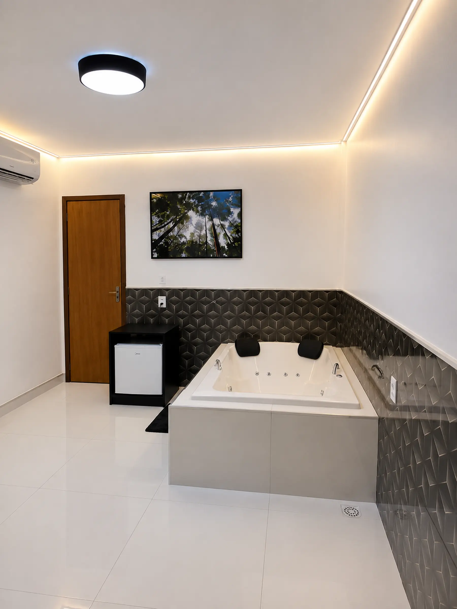 Poltronas da sala de estar ao lado da escada e da recepção