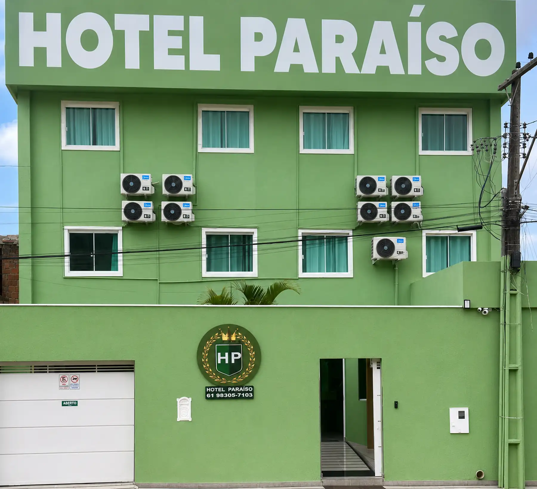 A fachada verde-maçã do Hotel Paraíso em Valparaíso de Goiás